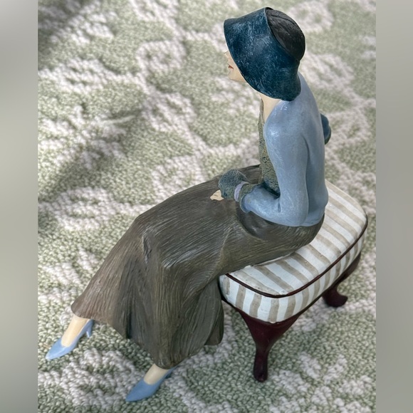 Elegant 1920s Lady Sitting Figurine in Blue and Tan in Resin EUC - Picture 6 of 12